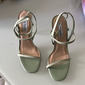 Gently used Steve Madden Nectur Strappy Sandal in Mint !!